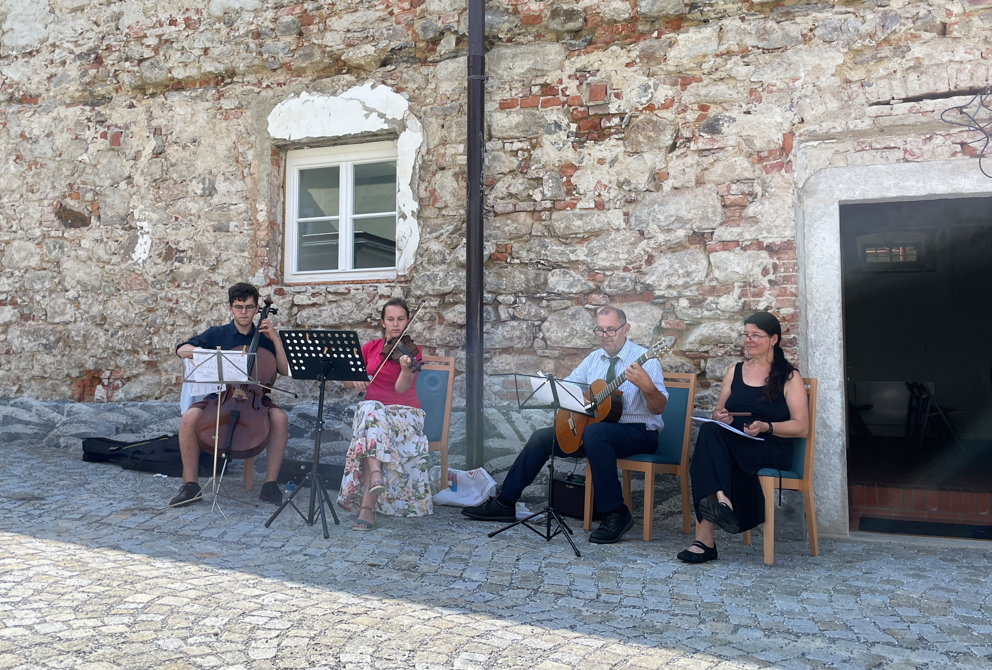 Stiftskapellmeister mit Familie gibt am Sonntag ein Ständchen, Hohenfurth (Vyšší Brod), 01.09.2024